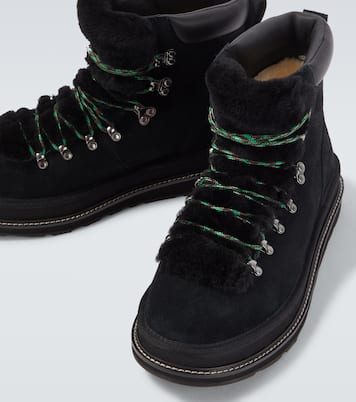 x UGG – Bottines en daim et shearling | Sacai