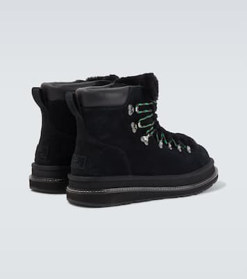 x UGG – Bottines en daim et shearling | Sacai