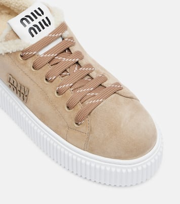 Plateau-Sneakers aus Veloursleder mit Shearling | Miu Miu