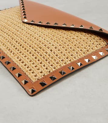 Clutch Rockstud Large in rafia con pelle | Valentino Garavani