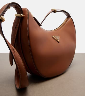 Schultertasche Prada Arqué Small aus Leder | Prada