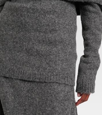 Pull  | Entire Studios