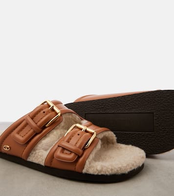 Sandalen Fussfriend aus Leder mit Shearling | Valentino Garavani