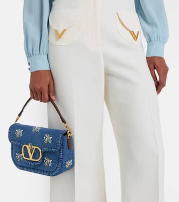 Bestickte Schultertasche Alltime Medium aus Denim | Valentino Garavani