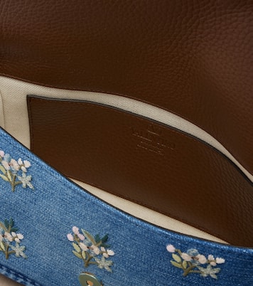 Bestickte Schultertasche Alltime Medium aus Denim | Valentino Garavani
