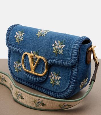 Bestickte Schultertasche Alltime Medium aus Denim | Valentino Garavani