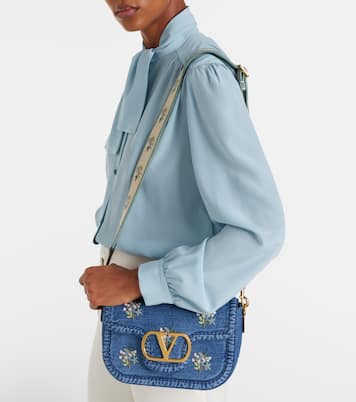 Bestickte Schultertasche Alltime Medium aus Denim | Valentino Garavani