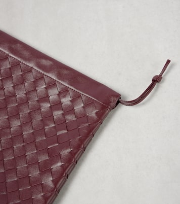 Dustbag Medium leather clutch | Bottega Veneta