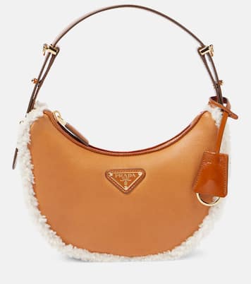 Borsa a spalla Arqué Small in pelle con shearling | Prada