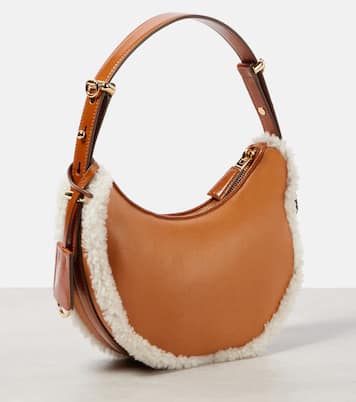 Borsa a spalla Arqué Small in pelle con shearling | Prada