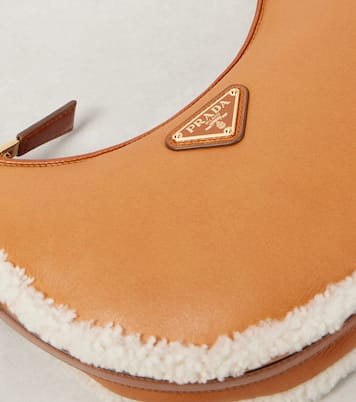 Borsa a spalla Arqué Small in pelle con shearling | Prada