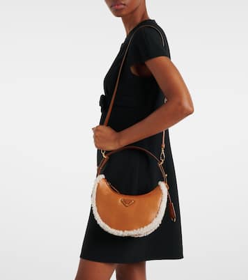 Borsa a spalla Arqué Small in pelle con shearling | Prada