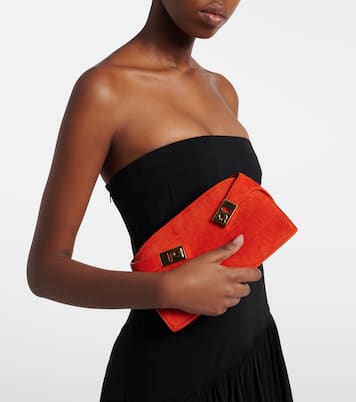 حقيبة كلاتش من الجلد السويدي بمظهر جلد التمساح Small Hug | Ferragamo