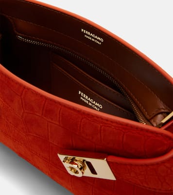 حقيبة كلاتش من الجلد السويدي بمظهر جلد التمساح Small Hug | Ferragamo