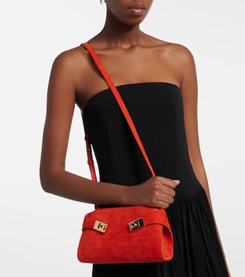 حقيبة كلاتش من الجلد السويدي بمظهر جلد التمساح Small Hug | Ferragamo