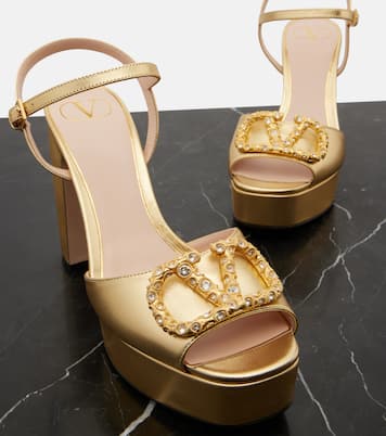 Plateausandalen VLogo aus Leder mit Kristallen | Valentino Garavani