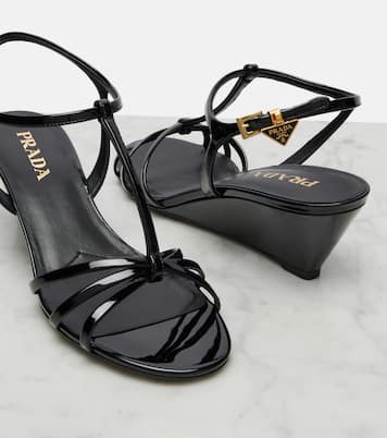 Wedge-Sandalen aus Lackleder | Prada