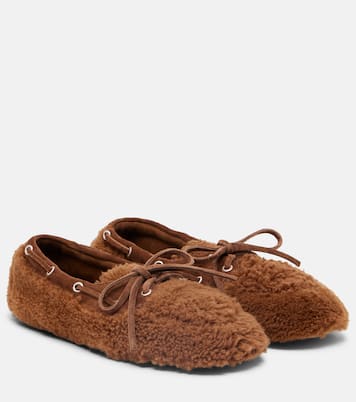 Segelschuhe aus Shearling mit Veloursleder | Miu Miu