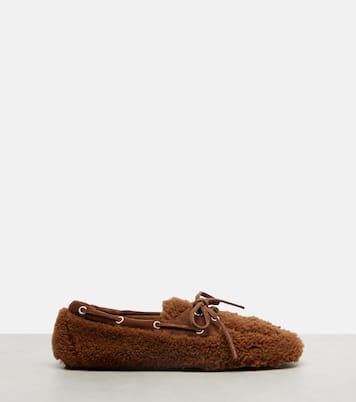 Segelschuhe aus Shearling mit Veloursleder | Miu Miu