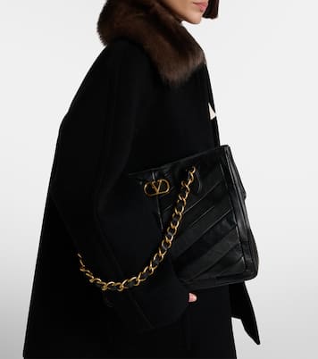 Tote Bag Laseine Small aus Leder mit Chevron-Muster | Valentino Garavani