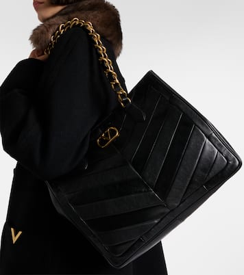 Tote Bag Laseine Small aus Leder mit Chevron-Muster | Valentino Garavani