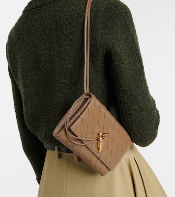 Andiamo Intrecciato leather clutch | Bottega Veneta
