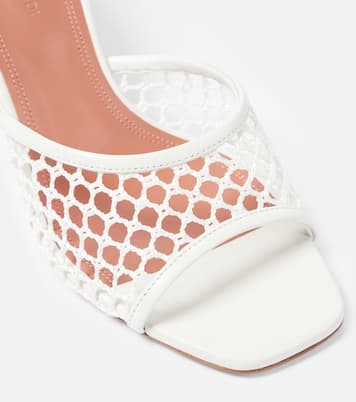 Pantoletten Lupita aus Raffiabast | Amina Muaddi