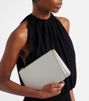 حقيبة كلاتش من الجلد بنقشات جلد التمساح Threefold | Toteme