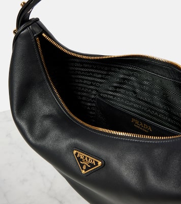 Schultertasche Arque Large aus Leder | Prada