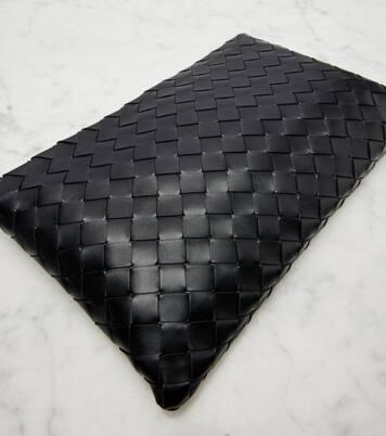 Intrecciato Medium leather pouch | Bottega Veneta