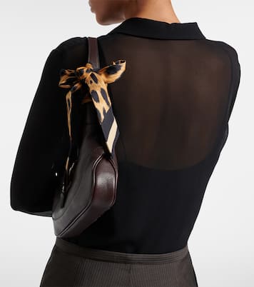 Foulard en soie à imprimé léopard | Gucci