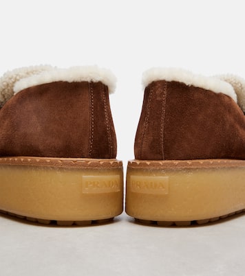 Plateau-Loafers aus Veloursleder mit Shearling | Prada