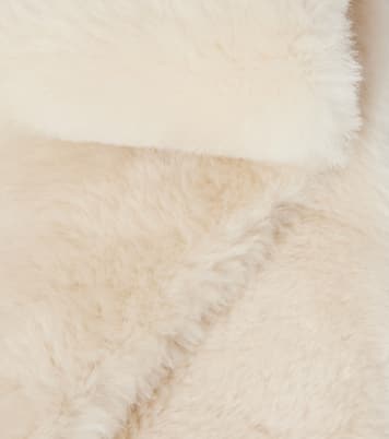 Schal aus Shearling | Toteme