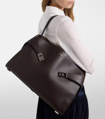 Hug Soft Medium leather shoulder bag | Ferragamo