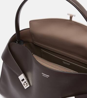 Hug Soft Medium leather shoulder bag | Ferragamo