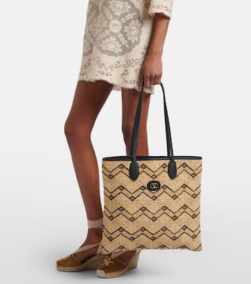 VLogo N/S Medium raffia tote bag | Valentino Garavani
