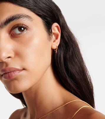 Pendientes de aro Charmed Micro Gabby de oro de 18 ct con rubí | Octavia Elizabeth