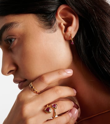 Pendientes de aro Charmed Micro Gabby de oro de 18 ct con rubí | Octavia Elizabeth