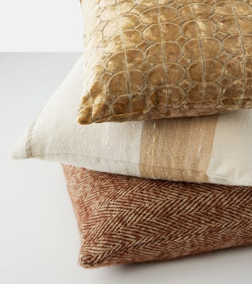 Chlore silk and linen-blend cushion | The House of Lyria