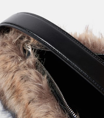 Schultertasche Sound Swipe aus Faux Fur | Coperni