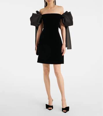 فستان قصير من المخمل بأكتاف مكشوفة  | Carolina Herrera