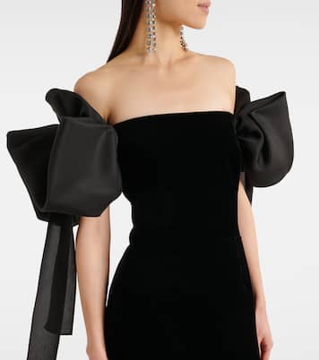 فستان قصير من المخمل بأكتاف مكشوفة  | Carolina Herrera