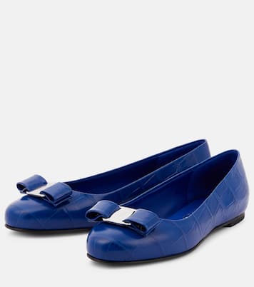 Vara Bow croc-effect leather ballet flats | Ferragamo