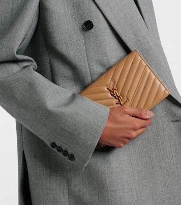 Portefeuille à chaîne Cassandre Envelope en cuir matelassé | Saint Laurent