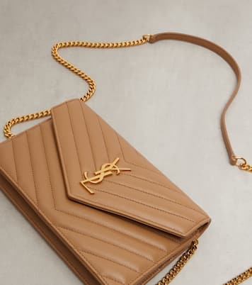Portefeuille à chaîne Cassandre Envelope en cuir matelassé | Saint Laurent