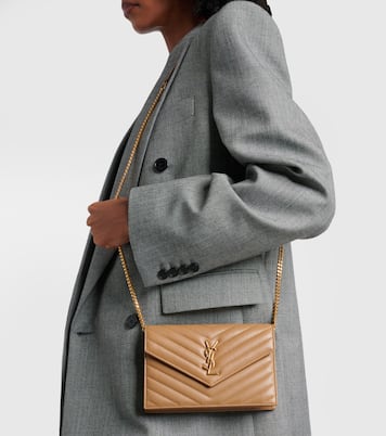 Portefeuille à chaîne Cassandre Envelope en cuir matelassé | Saint Laurent
