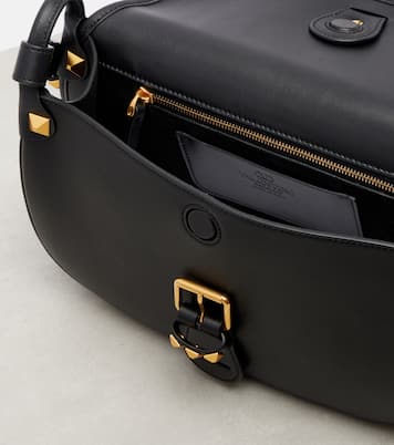 Crossbody Bag Flaneuse Rockstud Medium aus Leder | Valentino Garavani