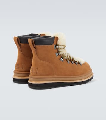 x UGG – Bottines en daim et shearling | Sacai