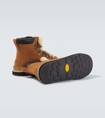 x UGG – Bottines en daim et shearling | Sacai