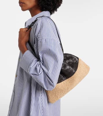 Clutch Dustbag Small aus Raffiabast und Leder | Bottega Veneta